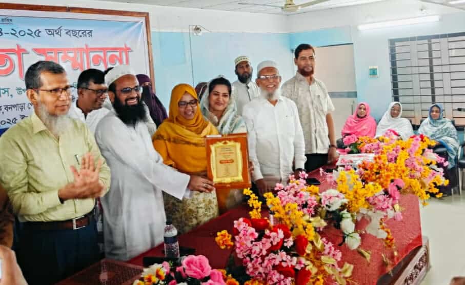 বড়াইগ্রামে বনপাড়া পৌরসভার সেরা করদাতাদের সম্মাননা প্রদান।
