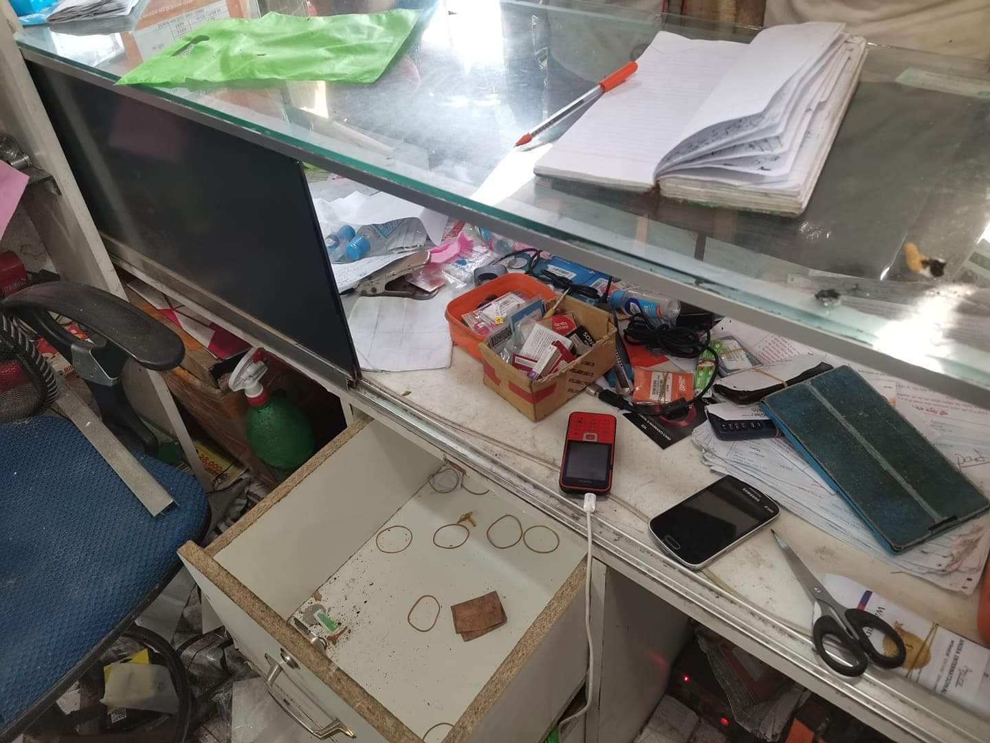 কালকিনির পাথুরিয়ারপাড়ে মোবাইলের  দোকানে দুর্ধর্ষ চুরি৷