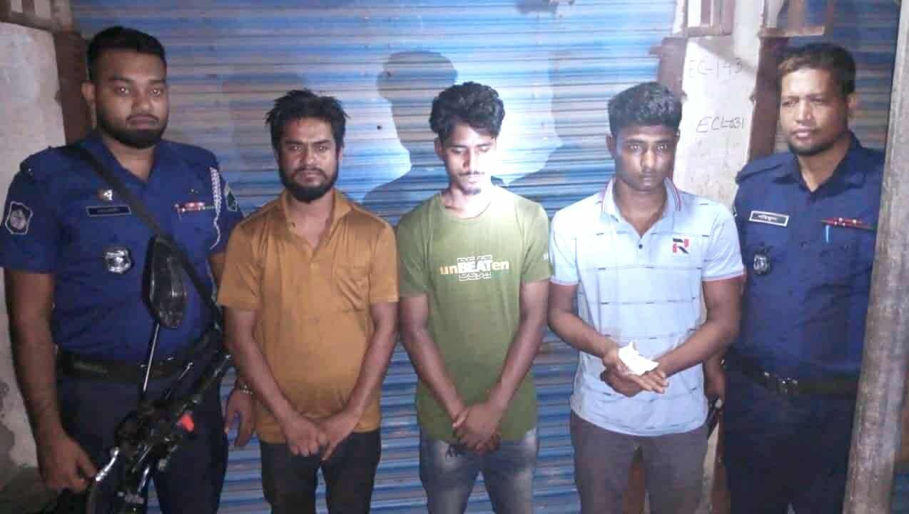 নাটোরের লালপুরে ইয়াবা ও ফেনসিডিল সহ তিন মাদক কারবারিকে আটক করেছে সেনাবাহিনী