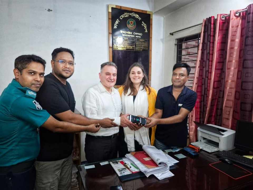 ইতালীয় নাগরিকের হারানো মোবাইল উদ্ধার করলো কলাবাগান থানা পুলিশ