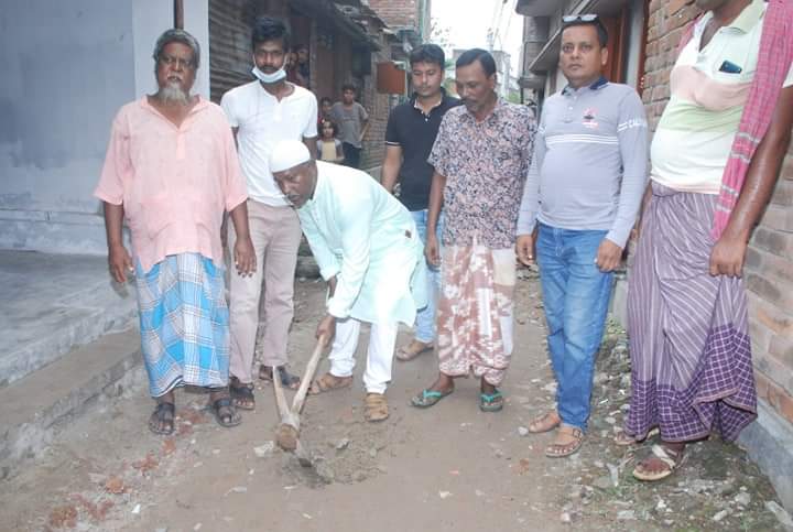 রাজশাহী নগরীর ডিঙ্গাডোবায় রাস্তার কাজ উদ্বোধন করলেন কাউন্সিলর কামাল।