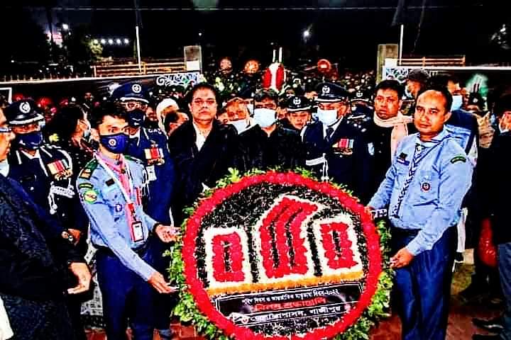 গাজীপুর কেন্দ্রীয় শহীদ মিনারে পুষ্পস্তবক অর্পণ করেন