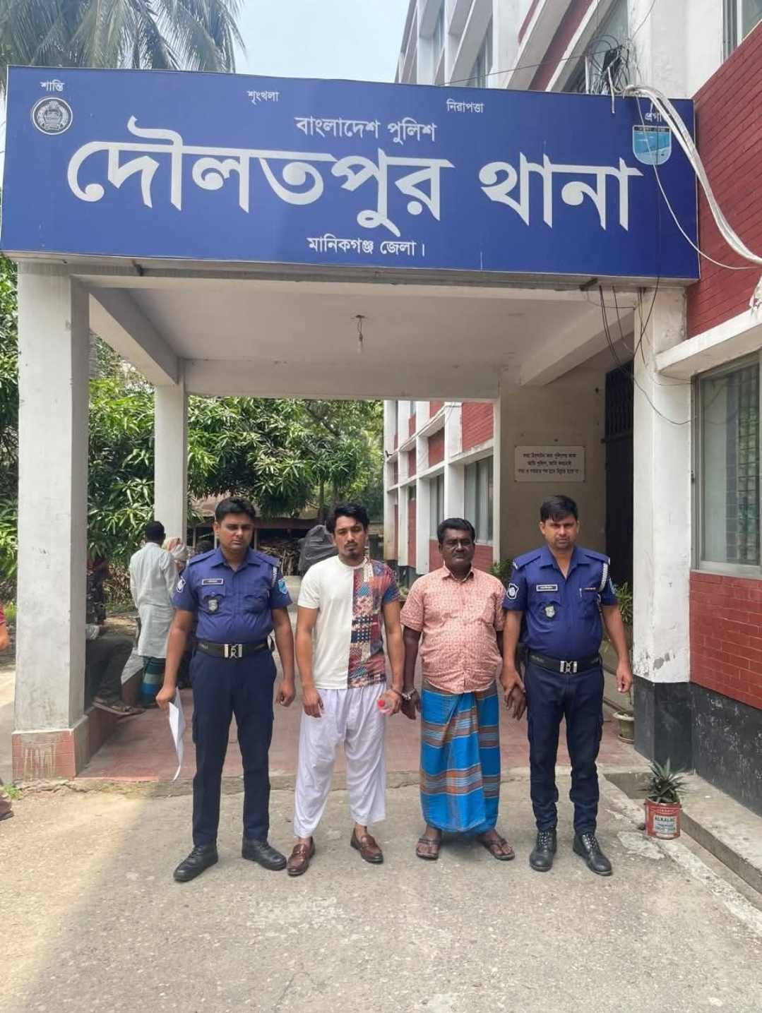 দৌলতপুর থানার অভিযানে গ্রেপ্তার ২, ।