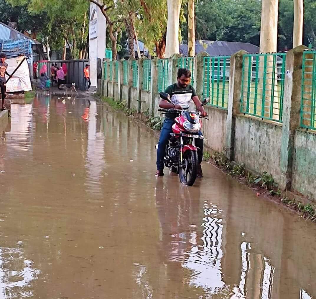 খানা খন্দে ভরা সিরাজগঞ্জের সড়াতৈল গ্রামীন সড়ক।