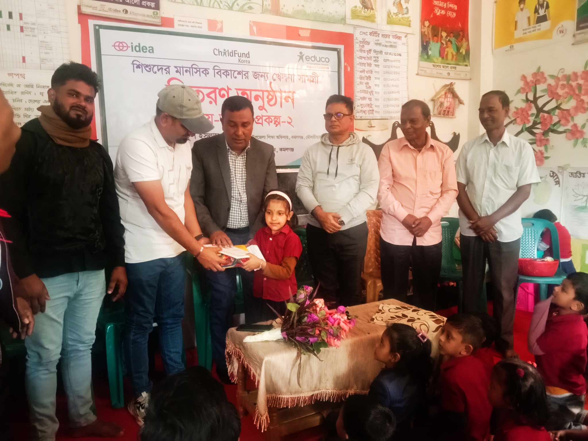 কমলগঞ্জে আলোয় আলো প্রকল্প-২ এর শিক্ষা ও খেলনা সামগ্রী বিতরন