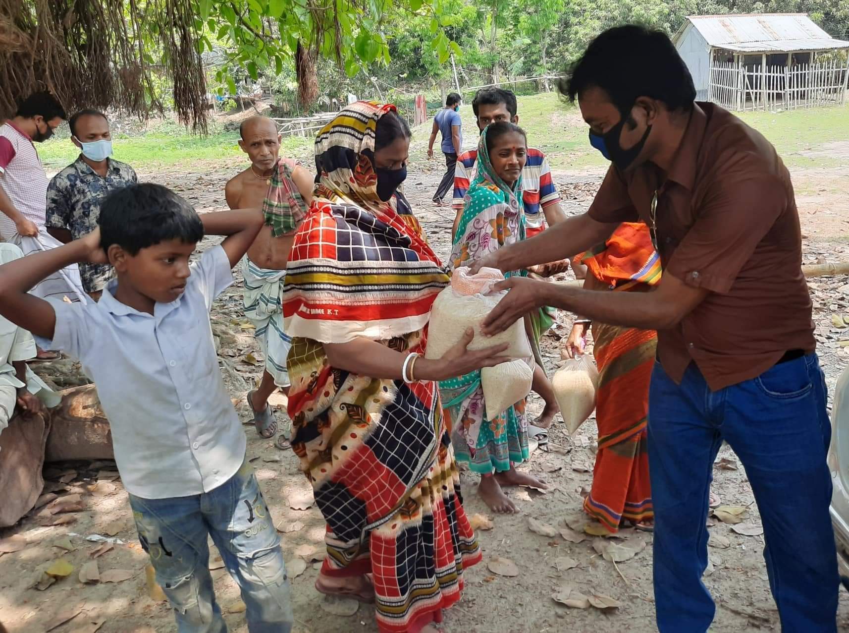 ভিক্ষুক এবং অসহায় মানুষদের পাশে বিশিষ্ট ব্যবসায়ী মনির।