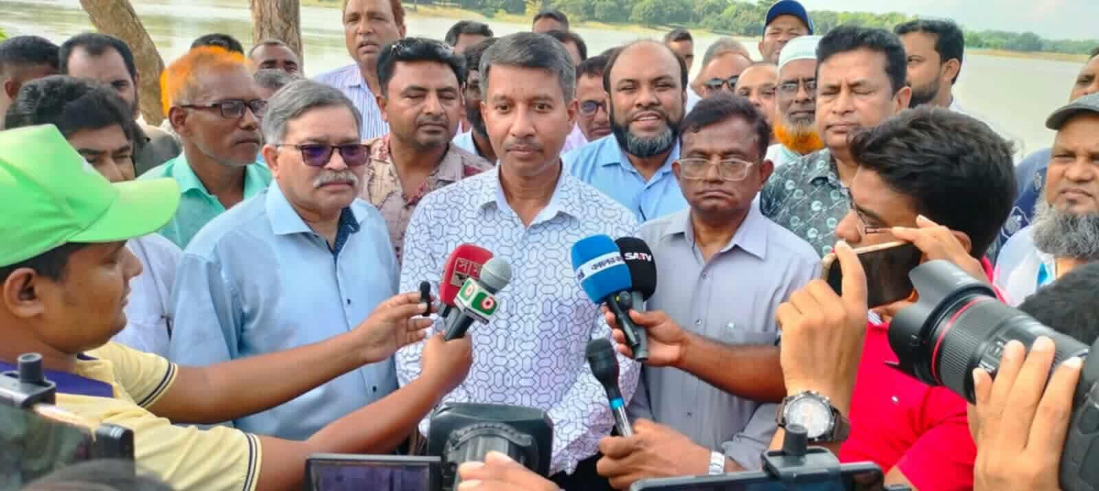 গোমস্তাপুরে বিএমডিএর বিভিন্ন প্রকল্প পরিদর্শন করলেন কৃষি সচিব ।