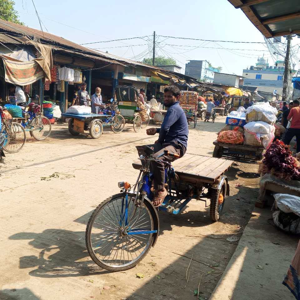 উন্নয়ন কাজ শেষ হলেও বদরগঞ্জ হাসপাতাল রোডে রিকশা–ভ্যানের যানজট কমেনি।