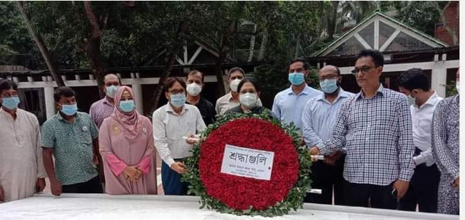 বঙ্গবন্ধুর সমাধিতে পরিবার পরিকল্পনা অধিদপ্তরের মহাপরিচালকের শ্রদ্ধা।