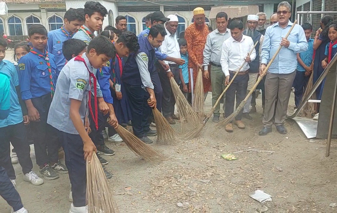 কালকিনিতে প্রাথমিক বিদ্যালয়ে পরিচ্ছন্নতা অভিযান