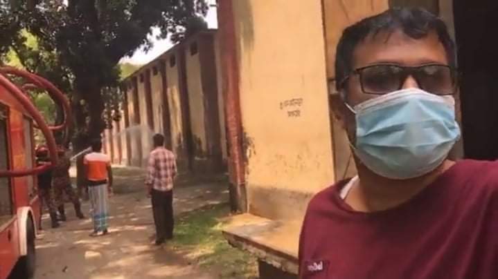 করোনা প্রতিরোধে নাগরপুর খাদ্য গুদামে জীবানুনাশক স্প্রে।