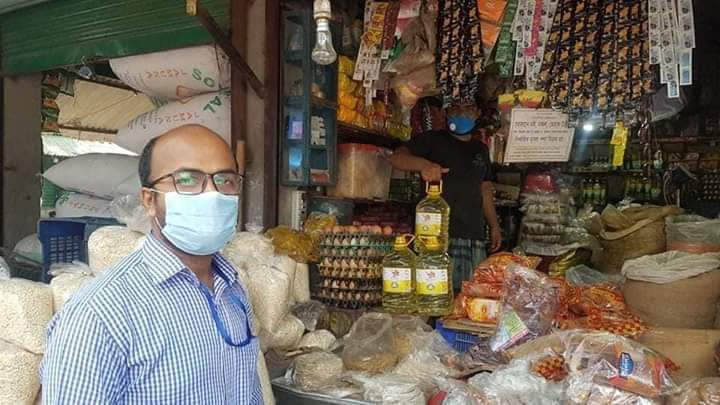 ঝিনাইদহ টিসিবির তেল খোলা বাজারে বিক্রি, জরিমানা আদায়।