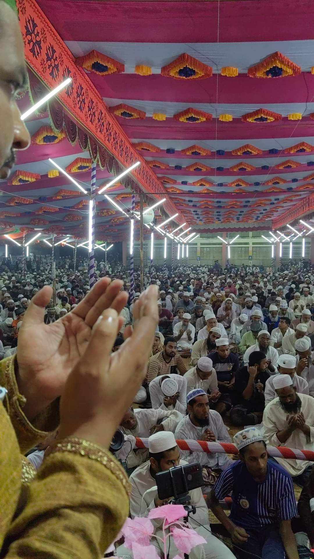 আখেরি মোনাজাতের মধ্যে দিয়ে শেষ হয়েছে ঐতিহাসিক রাজৈর বেপারীপাড়ার মাহফিল।