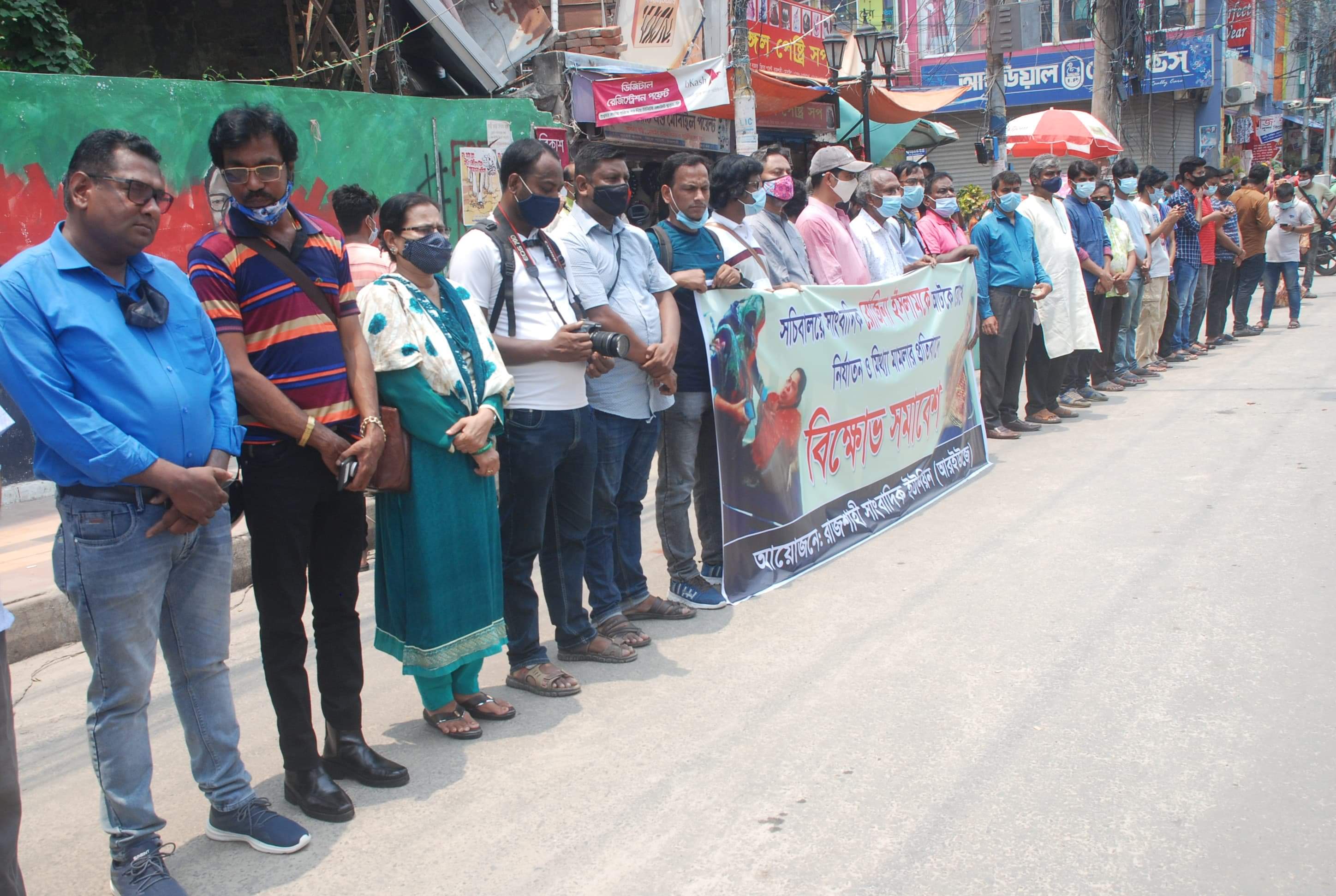 ঝিনাইদহে ৫৮ বোতল ফেন্সিডিল সহ  মাদক ব্যবসায়ী আটক।