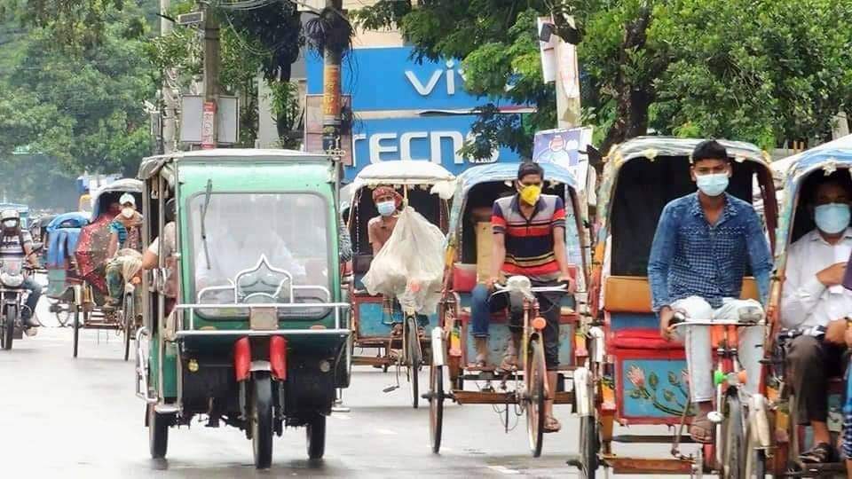 ঝিনাইদহে লকডাউন উপেক্ষা করে বাইরে বের হচ্ছে মানুষ, মানা হচ্ছে না স্বাস্থ্যবিধি।