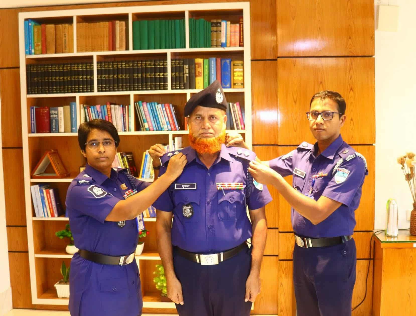 সহকারী পুলিশ সুপার পদে পদোন্নতি প্রাপ্ত হওয়ায় র্যাংক ব্যাজ পরিয়ে দেন যশোর জেলার সম্মানিত পুলিশ সুপার।