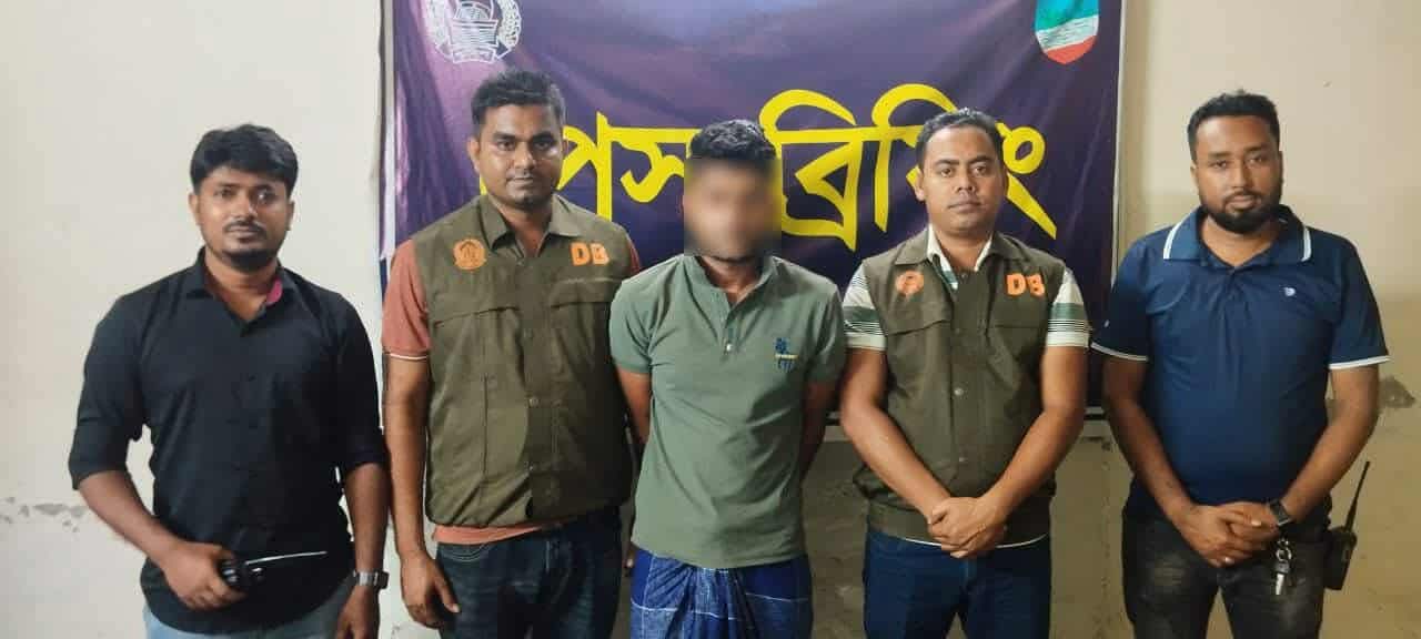 যশোর ডিবি পুলিশ ও কোতোয়ালি মডেল থানা যশোরের যৌথ টিমের অভিযানে অস্ত্র মামলার প্রধান আসামি আটক।