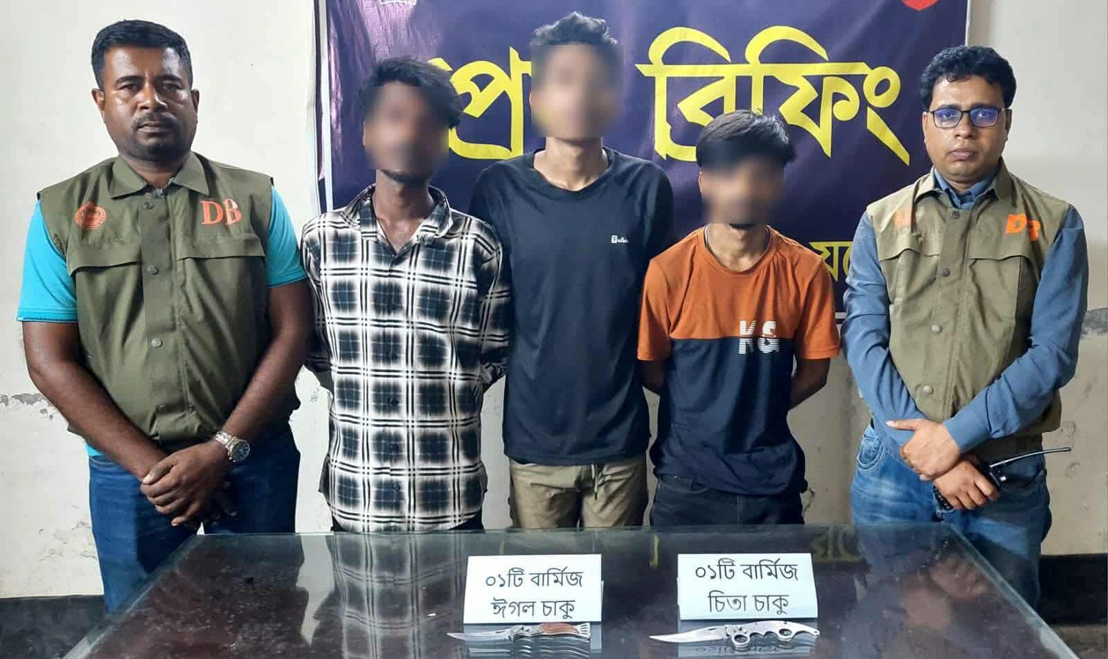 যশোর পালবাড়ী মোড় থেকে বার্মিজ চাকু সহ ৩ জনকে গ্রেফতার করেছে ডিবি পুলিশ যশোর।