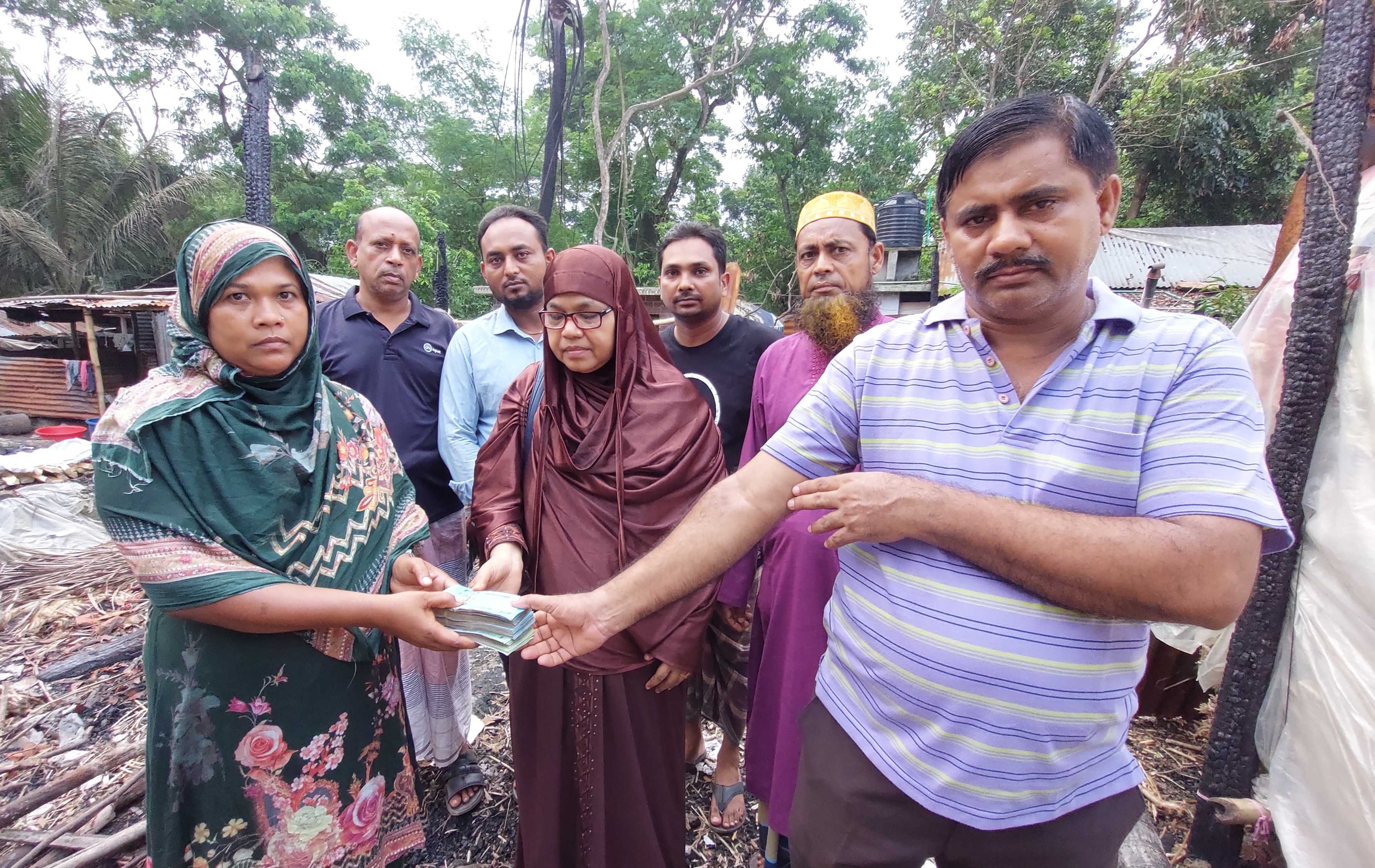 কালকিনিতে অগ্নিকাণ্ডে ক্ষতিগ্রস্তদের পাশে মাদারীপুর এসোসিয়েশন-ফ্রান্স