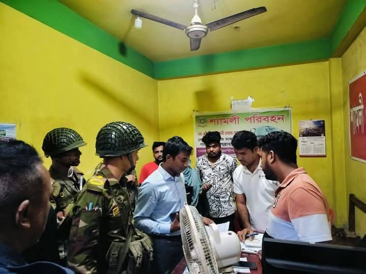 রানীশংকৈলে অতিরিক্ত বাসভাড়া আদায়ে মোবাইল কো,র্ট, জরিমানা করেছে।