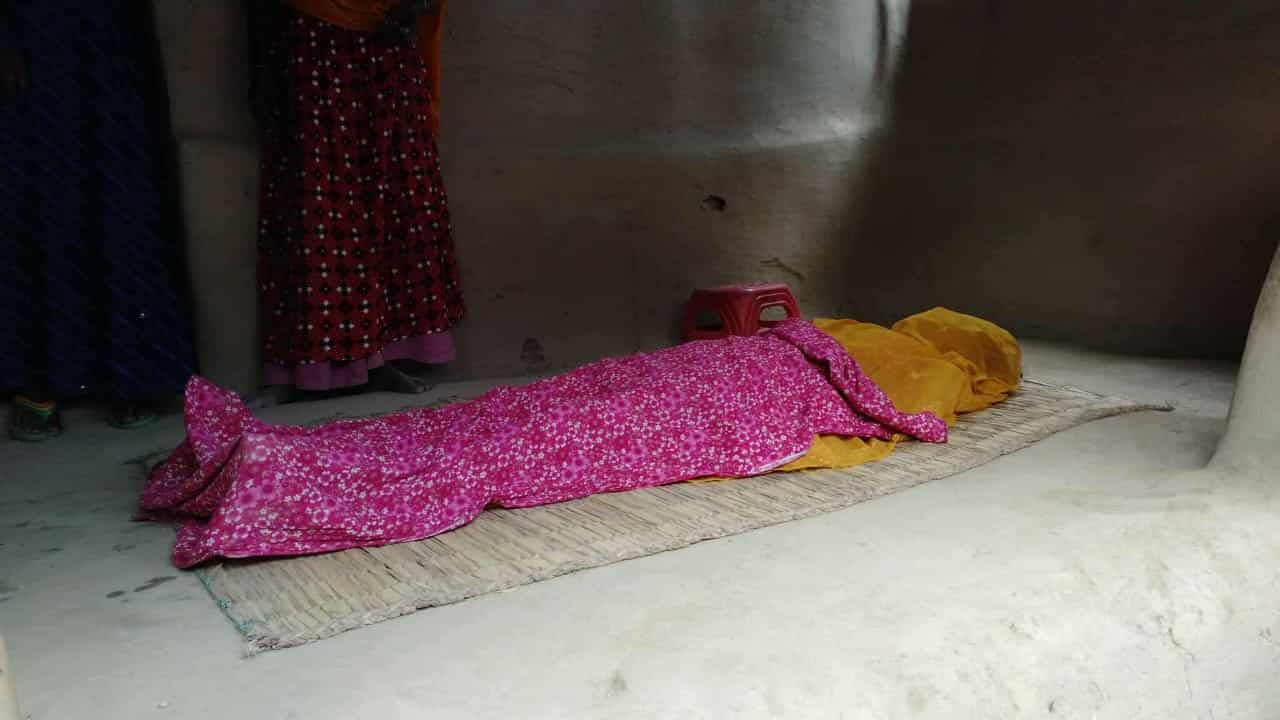 ঠাকুরগাঁওয়ে হরিপুরে কোন ঝামেলা ছাড়াই  গলায় ফাঁস দিয়ে এক নারীর আত্মা হত্যা।
