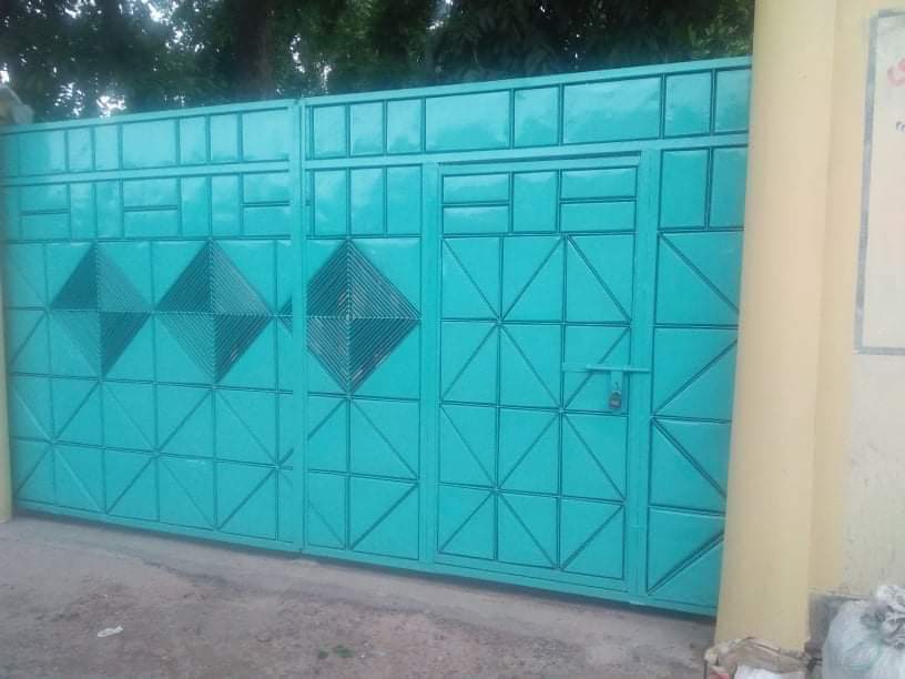 বড়াইগ্রাম উপজেলা ভূমি অফিস করনো আক্রান্ত কর্মচারির বাড়ি লকডাউন।