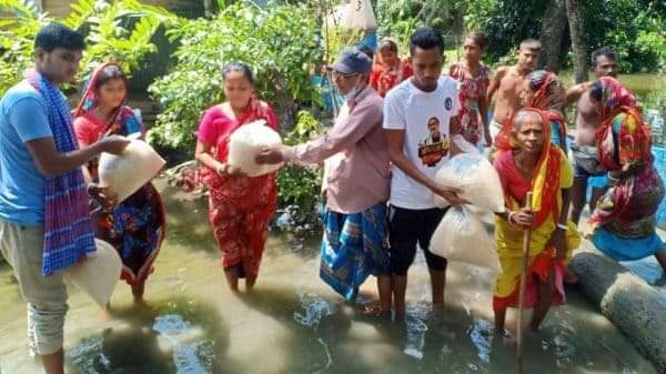 কোটালীপাড়ায় বানভাসিদের মাঝে শুকনো খাবার বিতরণ।