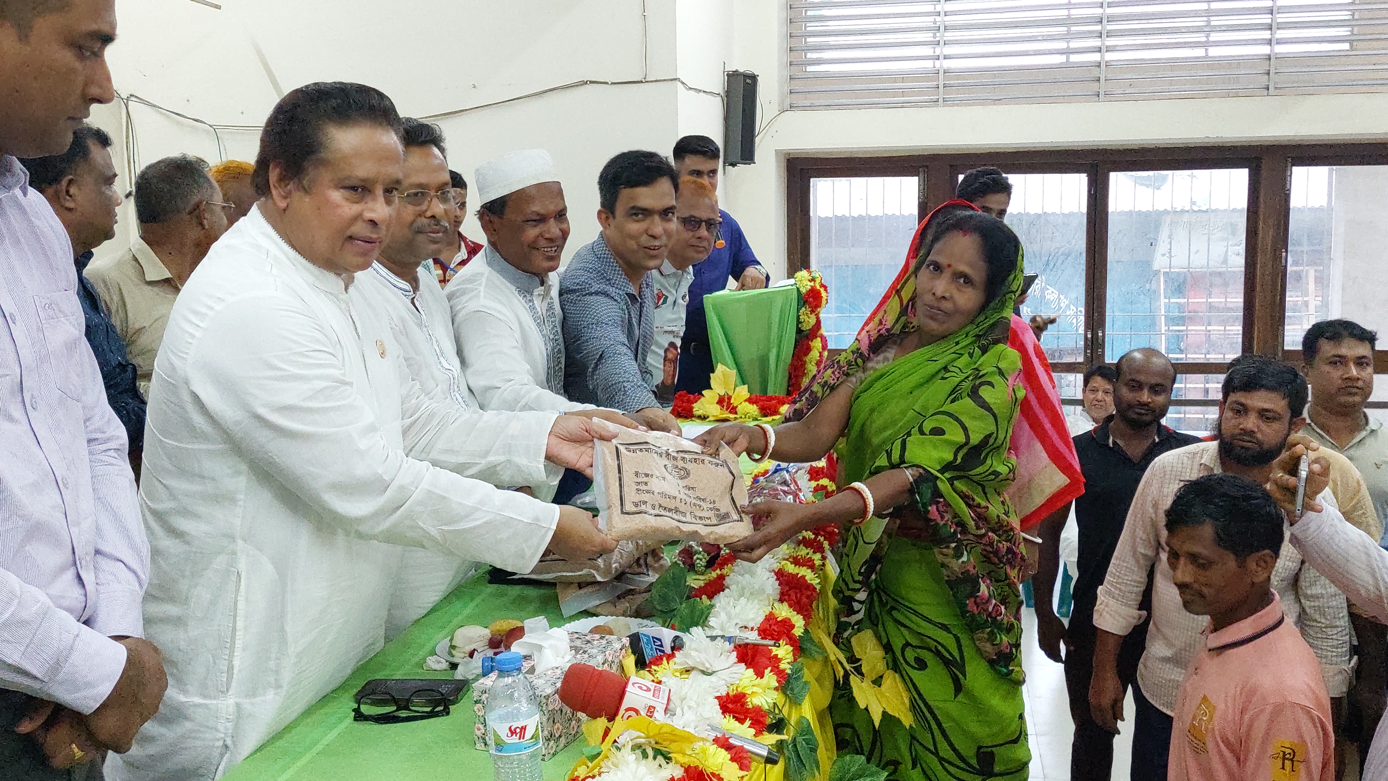 কালকিনিতে কৃষকের মাঝে বিনামূল্যে সার ও বীজ বিতরণ