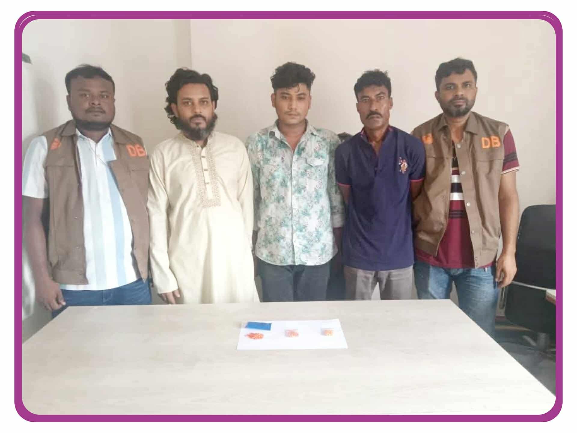 ডিবি পুলিশ দক্ষিণ পৃথক পৃথক অভিযানে ঢাকা জেলা কেরানীগঞ্জ থানাধীন থেকে পেশাদার মাদক ব্যাবসায়ী কাছ থেকে ১৫০ পিস ইয়াবা ট্যাবলেট সহ  আটক-৩।