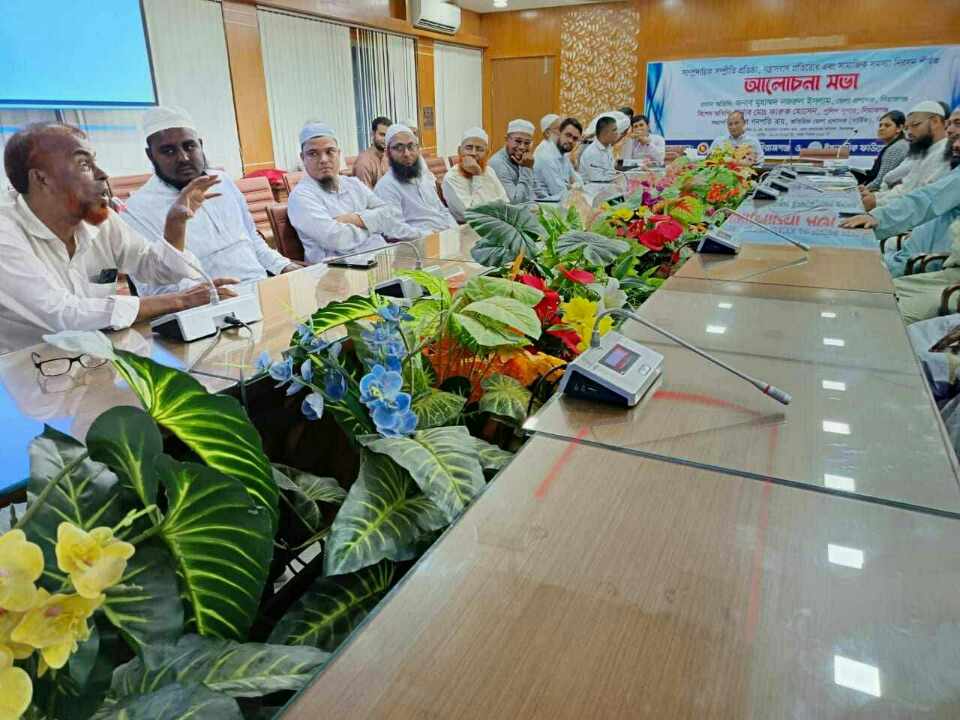 সিরাজগঞ্জে চামড়া ব্যবসায়ীদের সাথে জেলা প্রশাসকের মতবিনিময় ।