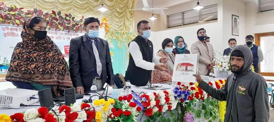 লালপুরে গৃহহীন পরিবারের মাঝে জমি ও গৃহ প্রদান।