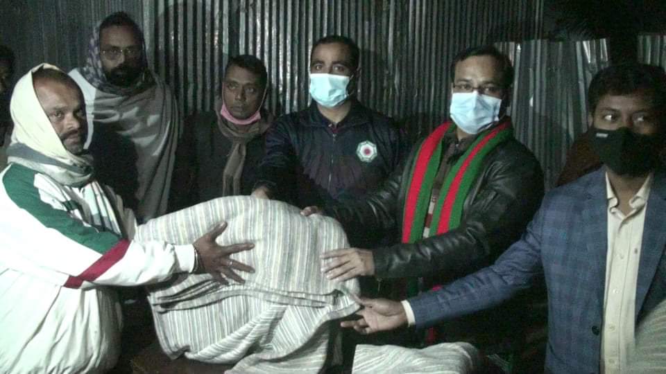 নাটোর সদর উপজেলা প্রশাসনের পক্ষ থেকে কম্বল বিতরণ।