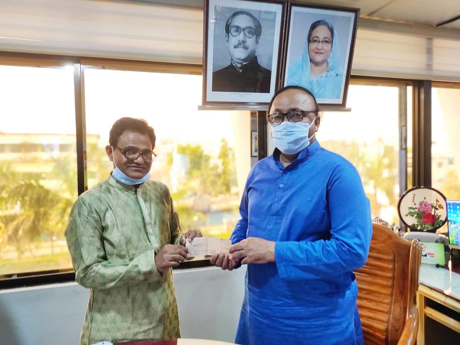 রাসিক মেয়রের ত্রাণ তহবিলে এক মাসের বেতন দিলেন রাজশাহী কলেজ অধ্যক্ষ।