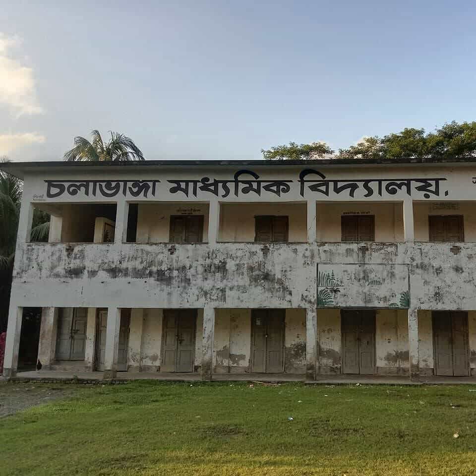 আমতলীতে অ্যাডহক কমিটির সভাপতি মনোনীত করতে সহকারী শিক্ষকের নির্দেশে তান্ডব।