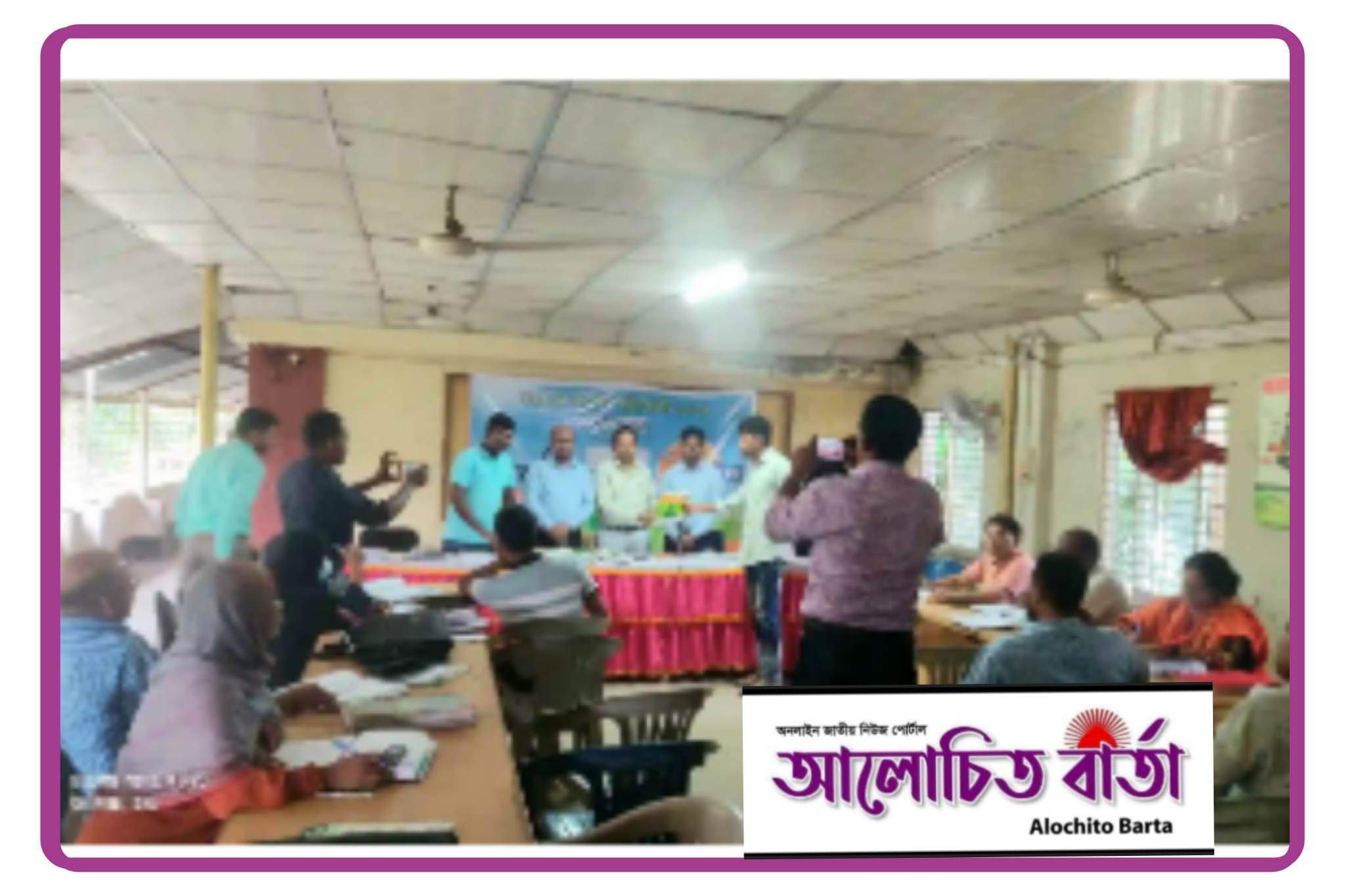 শার্শায় কৃষকদের মাঝে বায়ারের নতুন জাতের ধান বীজ বিতরণ