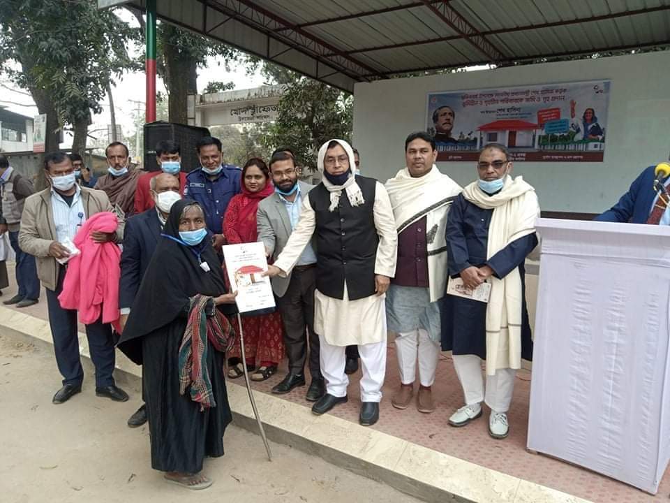 ঝিকরগাছায় মাননীয় প্রধানমন্ত্রী শেখ হাসিনার উপহার হিসেবে ১৯ অসহায় পরিবার ঘর পেলেন।