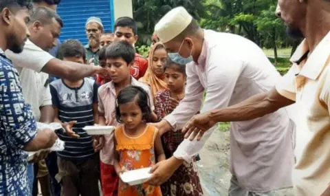 লক্ষ্মীপুরে সালাহ্ উদ্দিন টিপুর জন্মদিনে শিশুদের মাঝে খাবার বিতরণ।