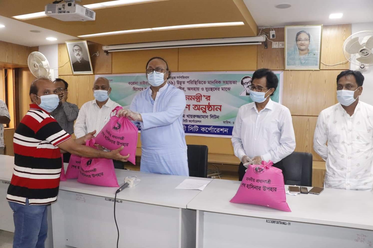 এক হাজার ব্যক্তিকে মাননীয় প্রধানমন্ত্রীর উপহার খাদ্য প্যাকেজ দিলেন মাননীয় মেয়র লিটন।