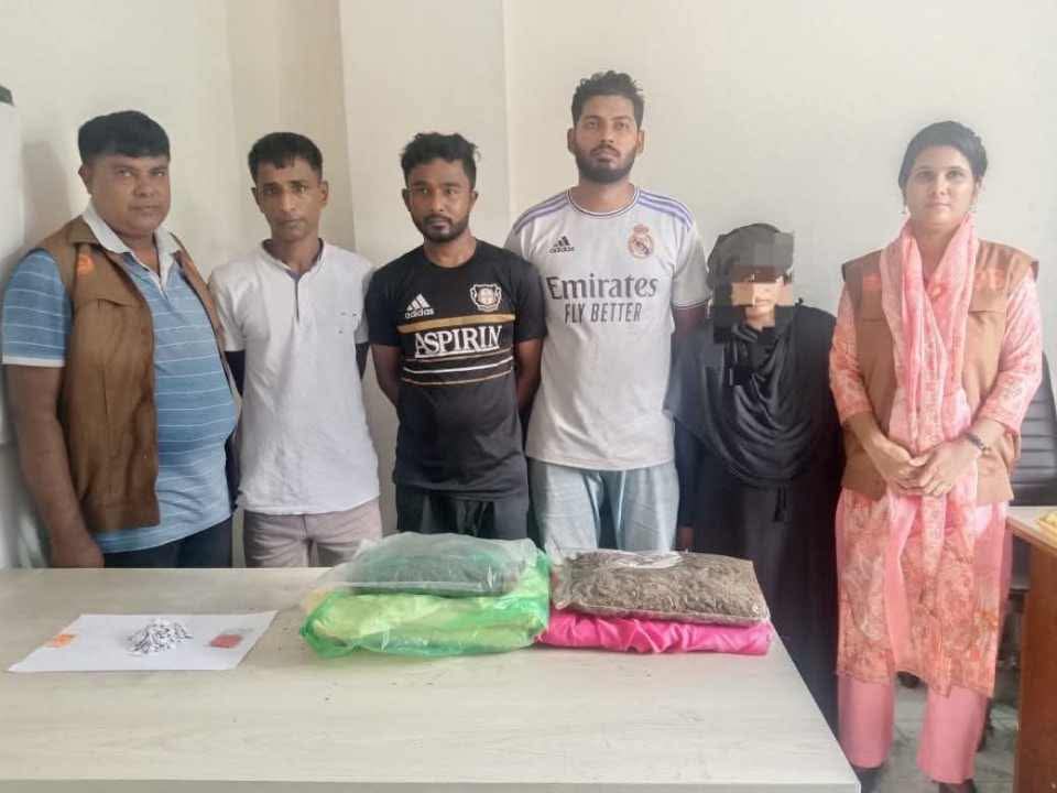 ঢাকা কেরানীগঞ্জ ও  নবাবগঞ্জ থানা এলাকায় পৃথক কর্তৃক অভিযানে গাঁজা, ইয়াবা ও হেরোইনসহ ৪ জনকে আটক করেছে ডিবি পুলিশ।