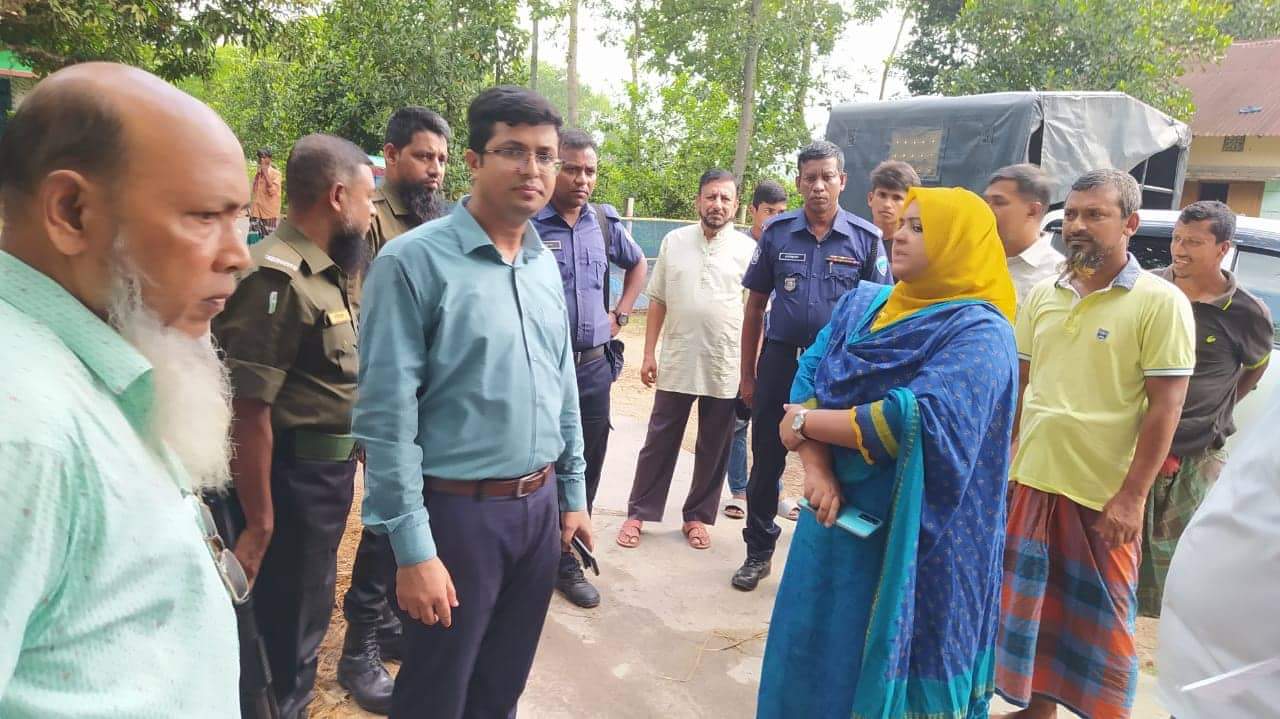 বাগেরহাট জেলা বিএনপির সাবেক সভাপতি এম এ সালামের পক্ষ থেকে কর্মহীনদেরকে খাদ্য সহায়তা।