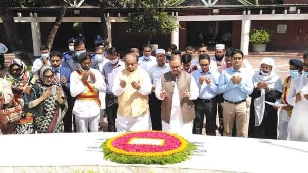 টুঙ্গিপাড়ায় বঙ্গবন্ধু’র সমাধিতে আপীল বিভাগে নবনিযুক্ত দুই বিচারপতির শ্রদ্ধা নিবেদন।