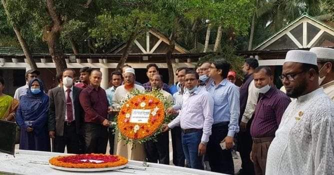 টুঙ্গিপাড়ায় বঙ্গবন্ধুর সমাধিতে সমাস্বাশিপের শ্রদ্ধা।