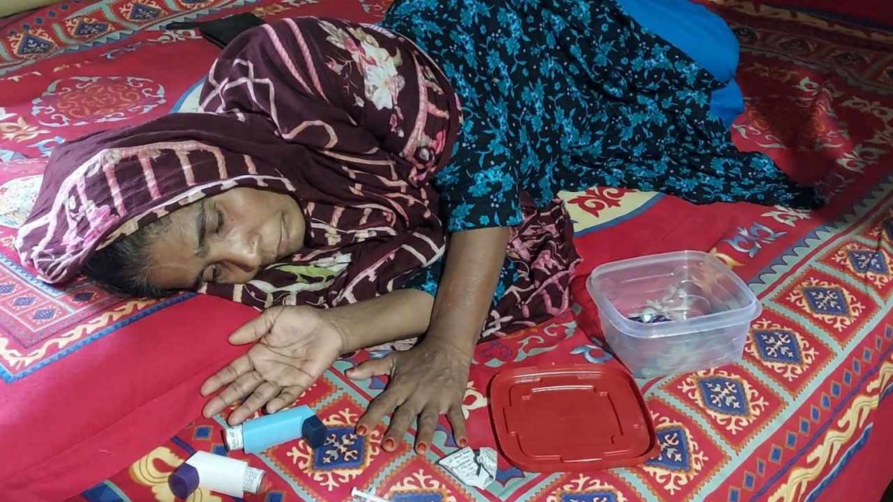 ঠাকুরগাঁওয়ে বাড়ি-দোকান সব বিক্রি করে দিয়েছে মায়ের চিকিৎসার জন্য।