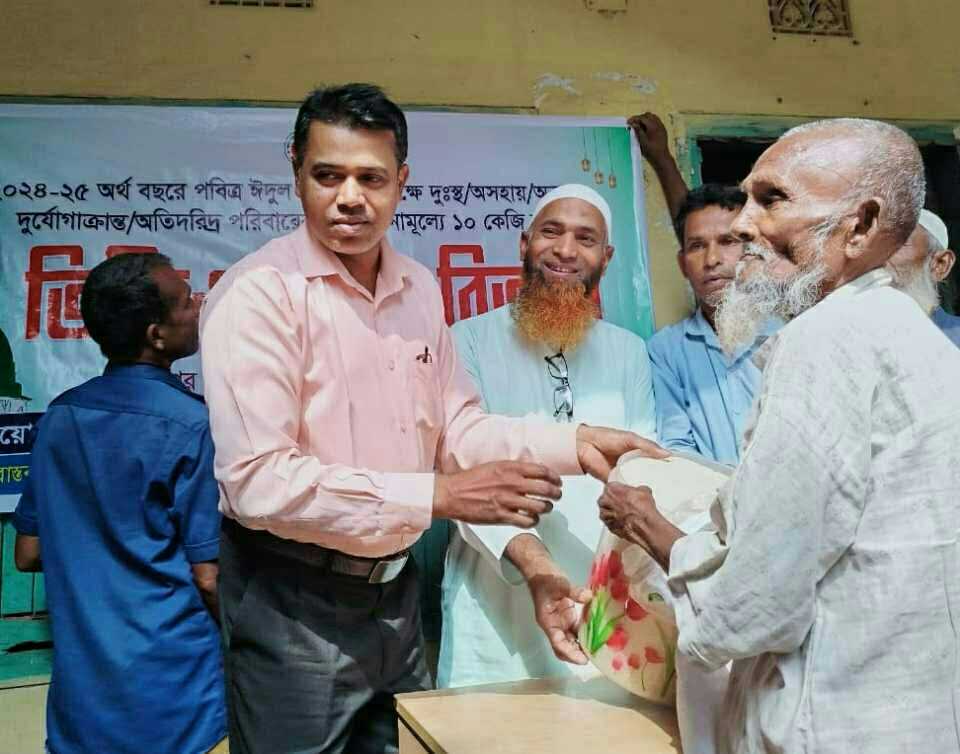 রায়গঞ্জে ধুবিল ইউনিয়নে ভিজিএফ'র চাল বিতরণ ।