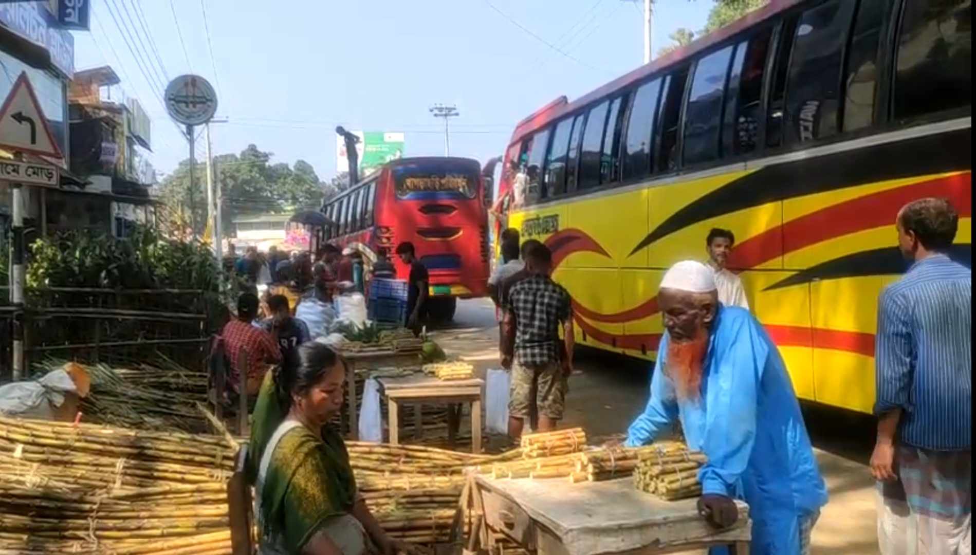 গুইমারায় ফুটপাত ব্যবসায়ীদের দখলে, সড়কে যানজটের ভোগান্তি