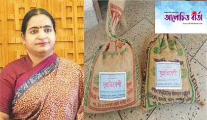 খাদ্য সহায়তা নিয়ে বাড়ির সামনে গোপালগঞ্জ জেলা প্রশাসন শাহিদা সুলতানার ঘর বন্দী অসহায় মানুষের পাশে দাঁড়ালেন।