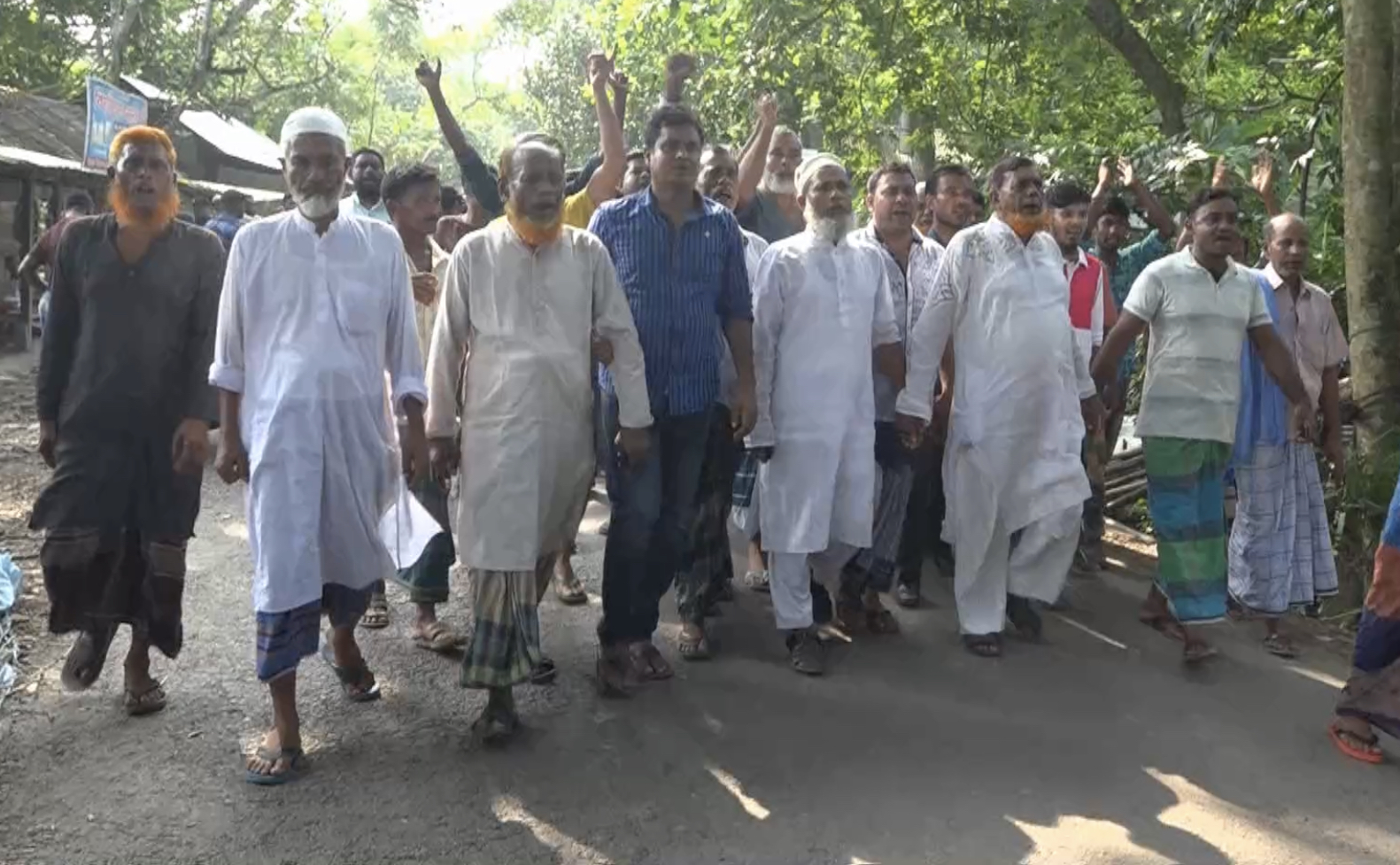 কালকিনির সিডিখান চেয়ারম্যানের বিরুদ্ধে এলাকাবাসীর বিক্ষোভ