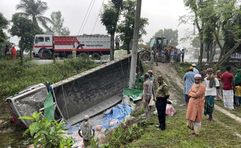 সিরাজগঞ্জে ট্রাক-মাইক্রোবাস মুখোমুখি সংঘর্ষে ২ জন নিহত।