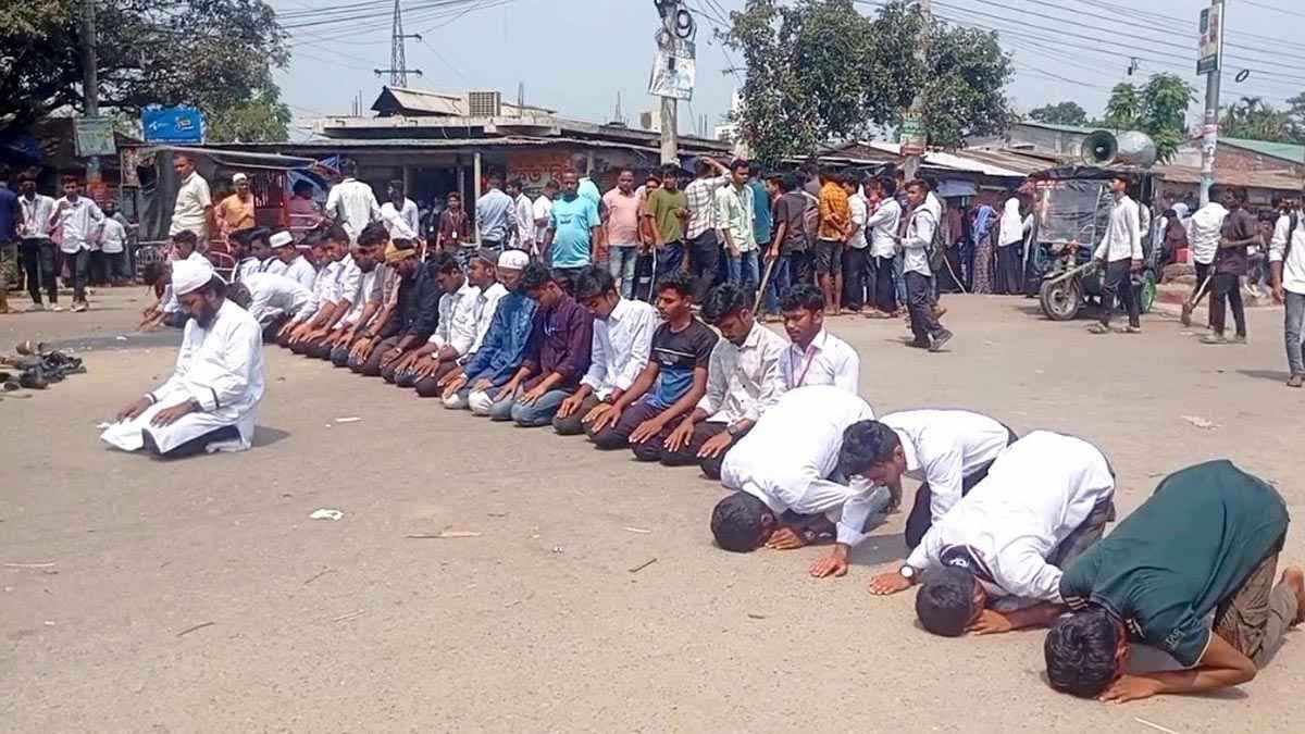 রাস্তায় যোহরের নামাজ আদায় করে আন্দোলনরত শিক্ষার্থী।