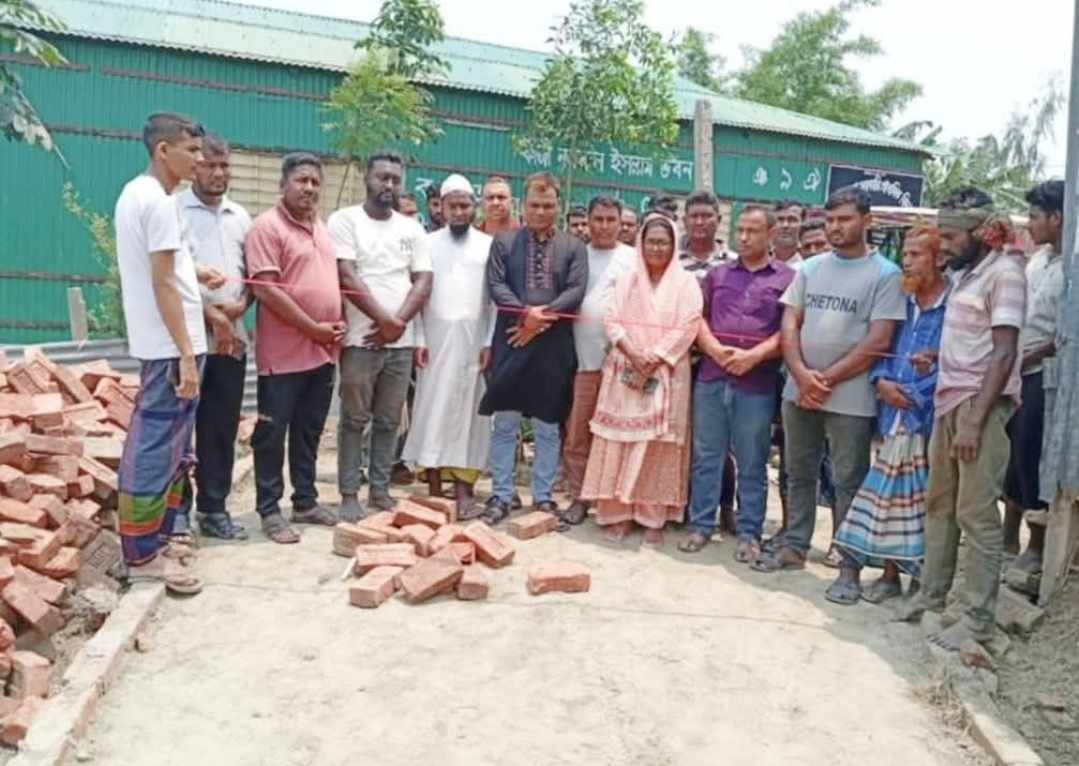 গ্রাম উন্নয়নের অংশ হিসেবে রাস্তা নির্মাণ কাজের শুভ উদ্বোধন